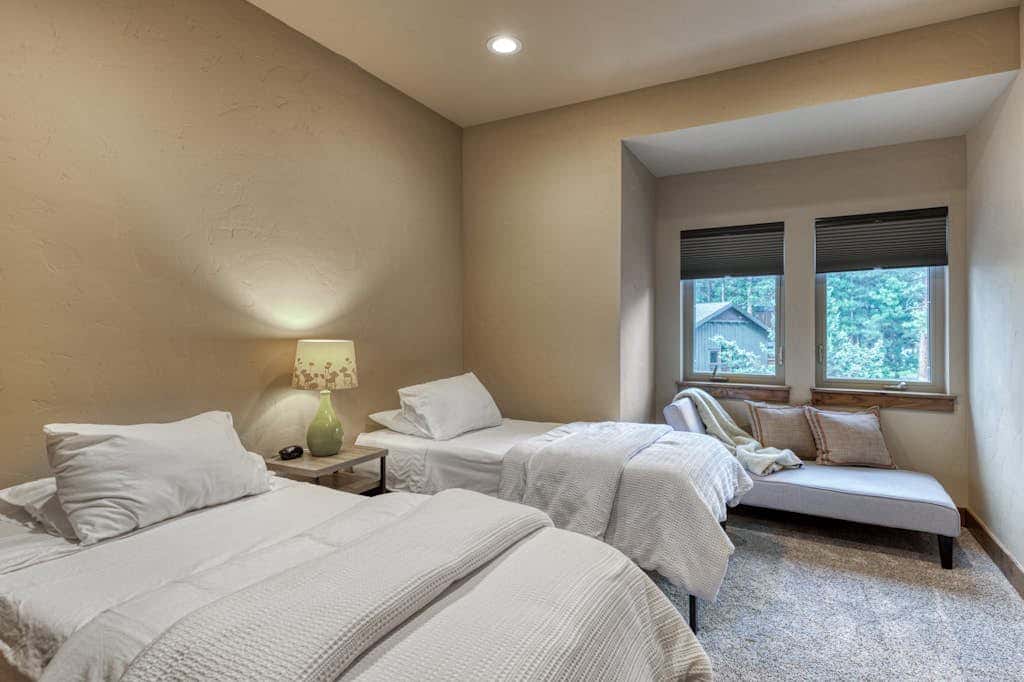Downtown Sisters home with private hot tub & fenced yard - dogs welcome