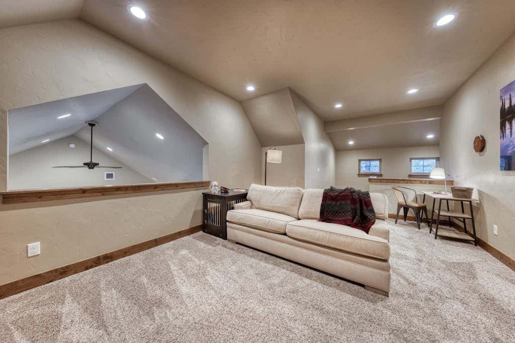 Downtown Sisters home with private hot tub & fenced yard - dogs welcome