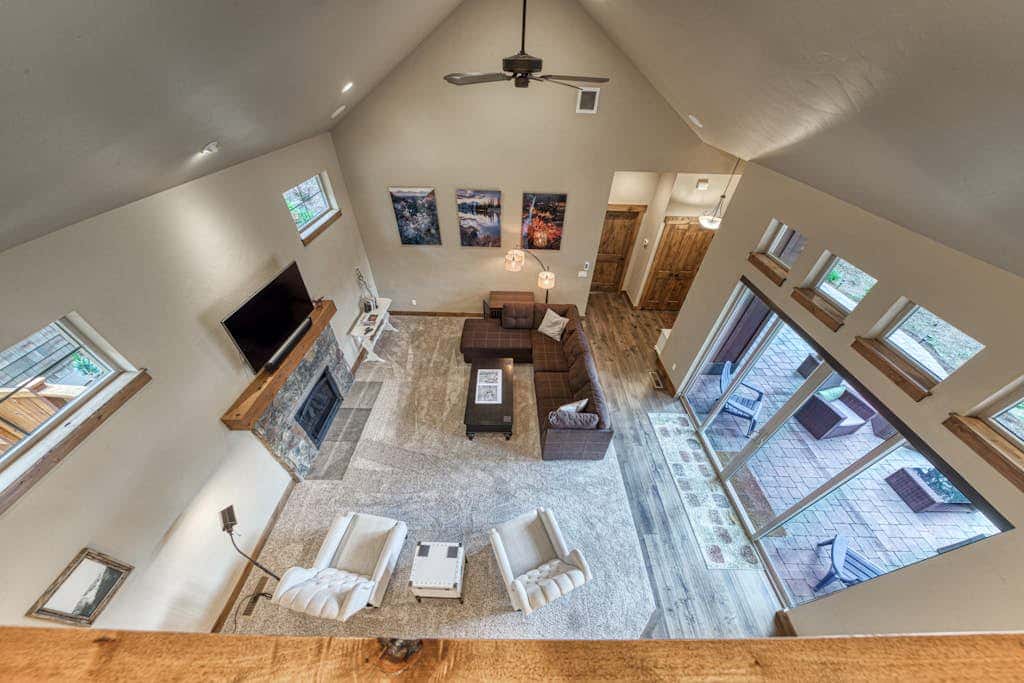 Downtown Sisters home with private hot tub & fenced yard - dogs welcome