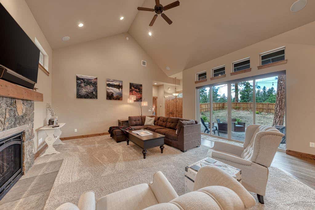 Downtown Sisters home with private hot tub & fenced yard - dogs welcome