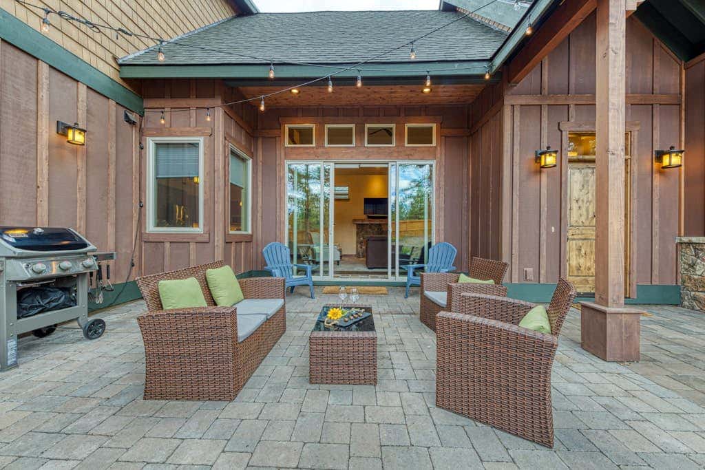 Downtown Sisters home with private hot tub & fenced yard - dogs welcome