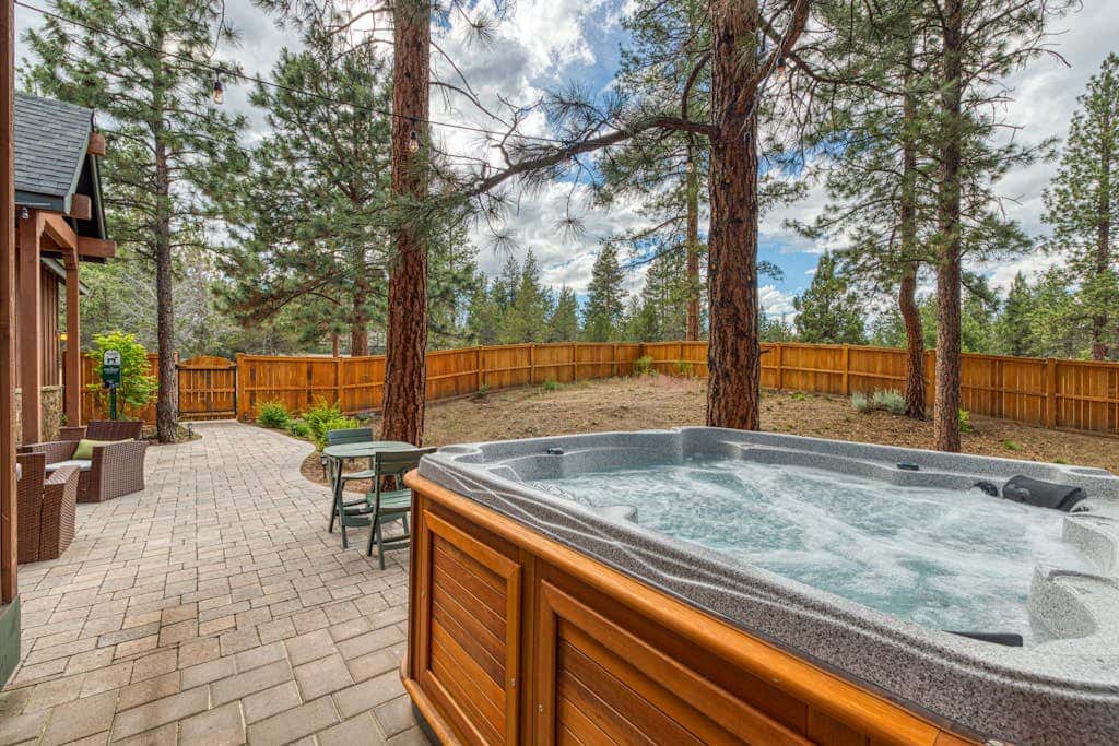 Downtown Sisters home with private hot tub & fenced yard - dogs welcome