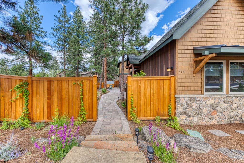 Downtown Sisters home with private hot tub & fenced yard - dogs welcome