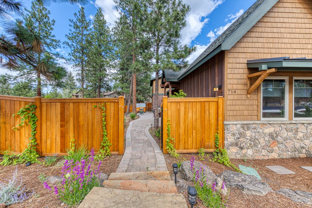 Downtown Sisters home with private hot tub & fenced yard - dogs welcome