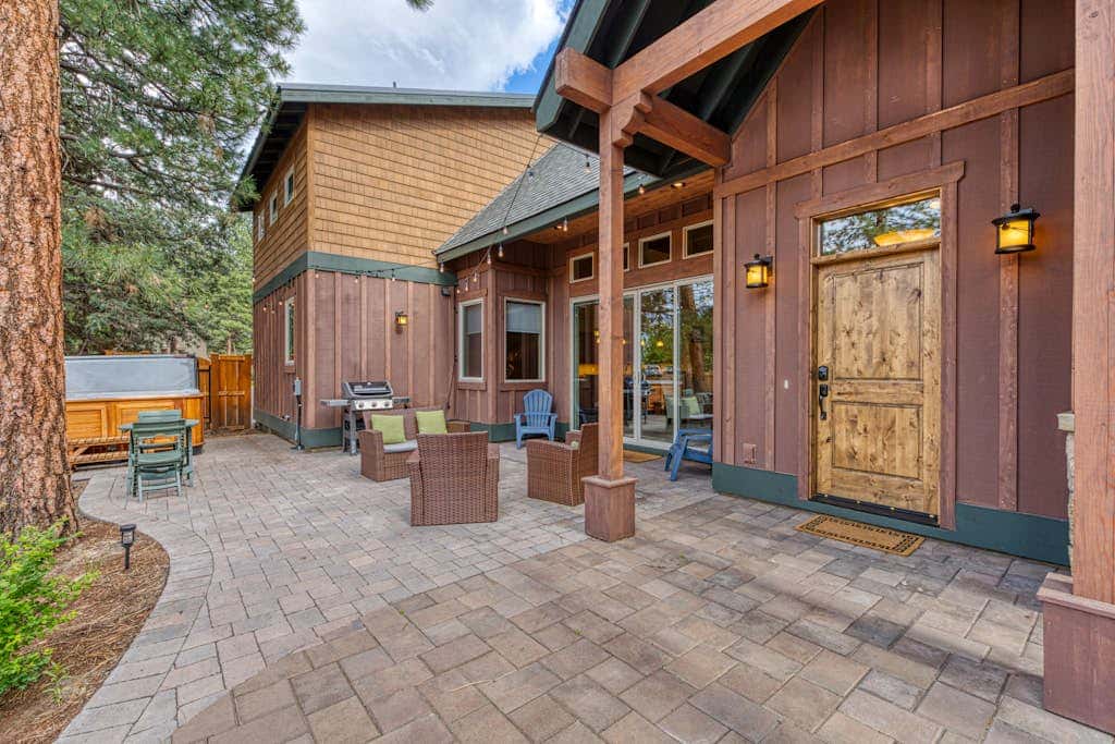 Downtown Sisters home with private hot tub & fenced yard - dogs welcome