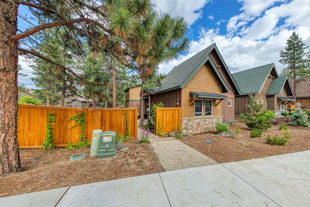 Downtown Sisters home with private hot tub & fenced yard - dogs welcome