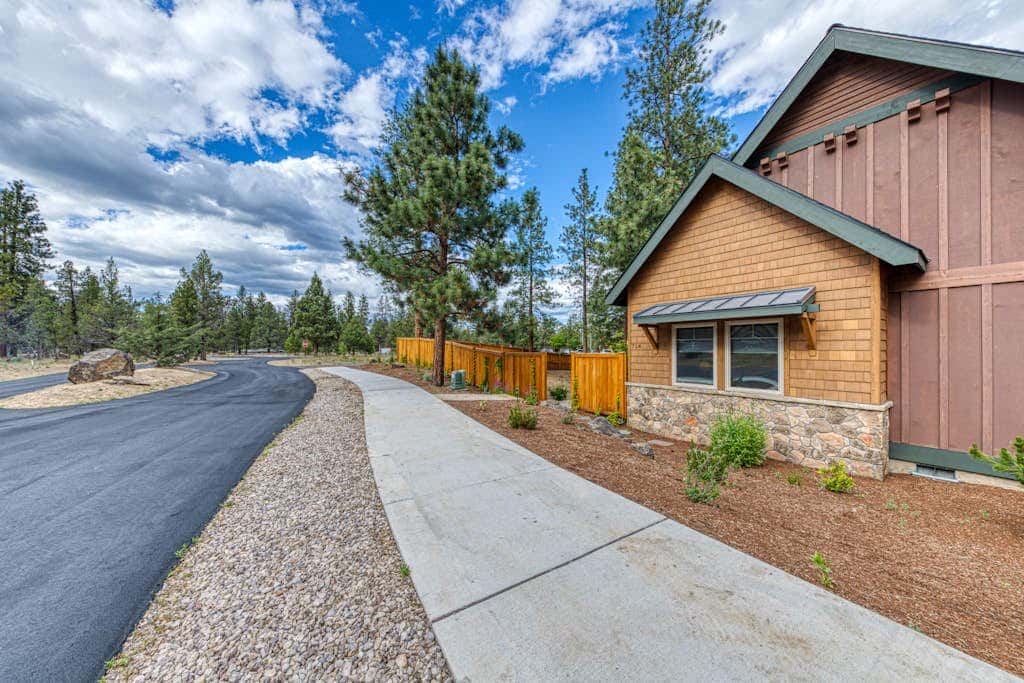 Downtown Sisters home with private hot tub & fenced yard - dogs welcome
