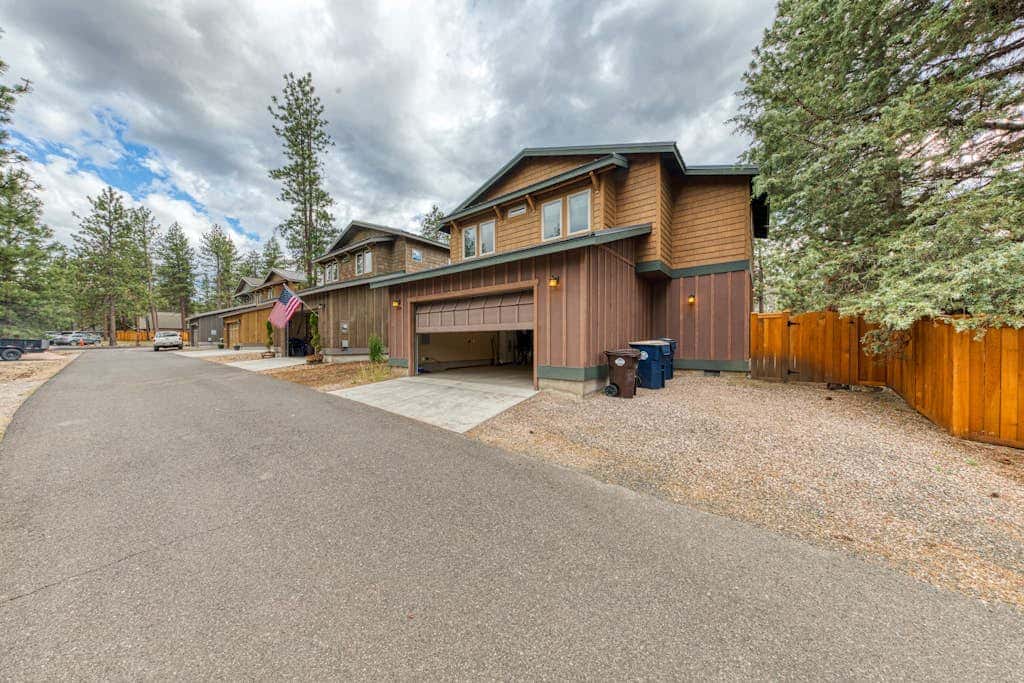 Downtown Sisters home with private hot tub & fenced yard - dogs welcome