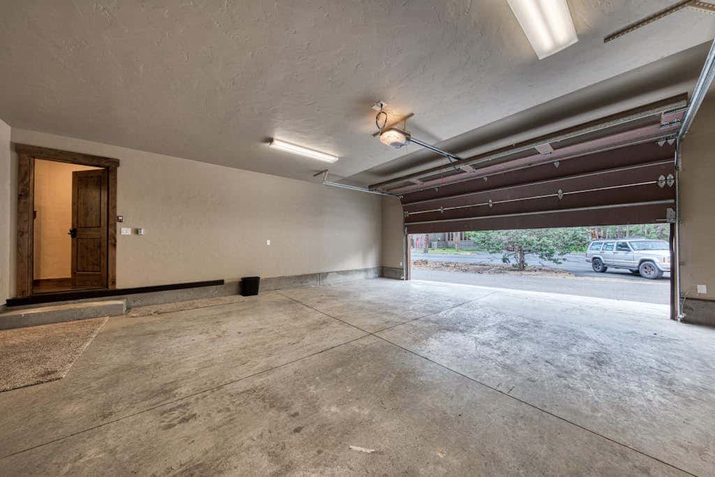 Downtown Sisters home with private hot tub & fenced yard - dogs welcome