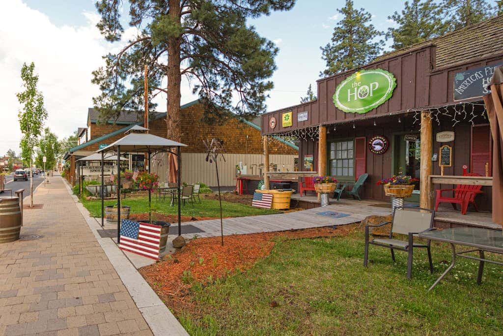 Downtown Sisters home with private hot tub & fenced yard - dogs welcome