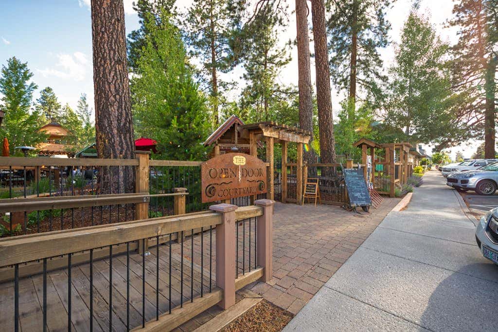 Downtown Sisters home with private hot tub & fenced yard - dogs welcome