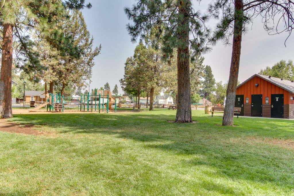 Downtown Sisters home with private hot tub & fenced yard - dogs welcome