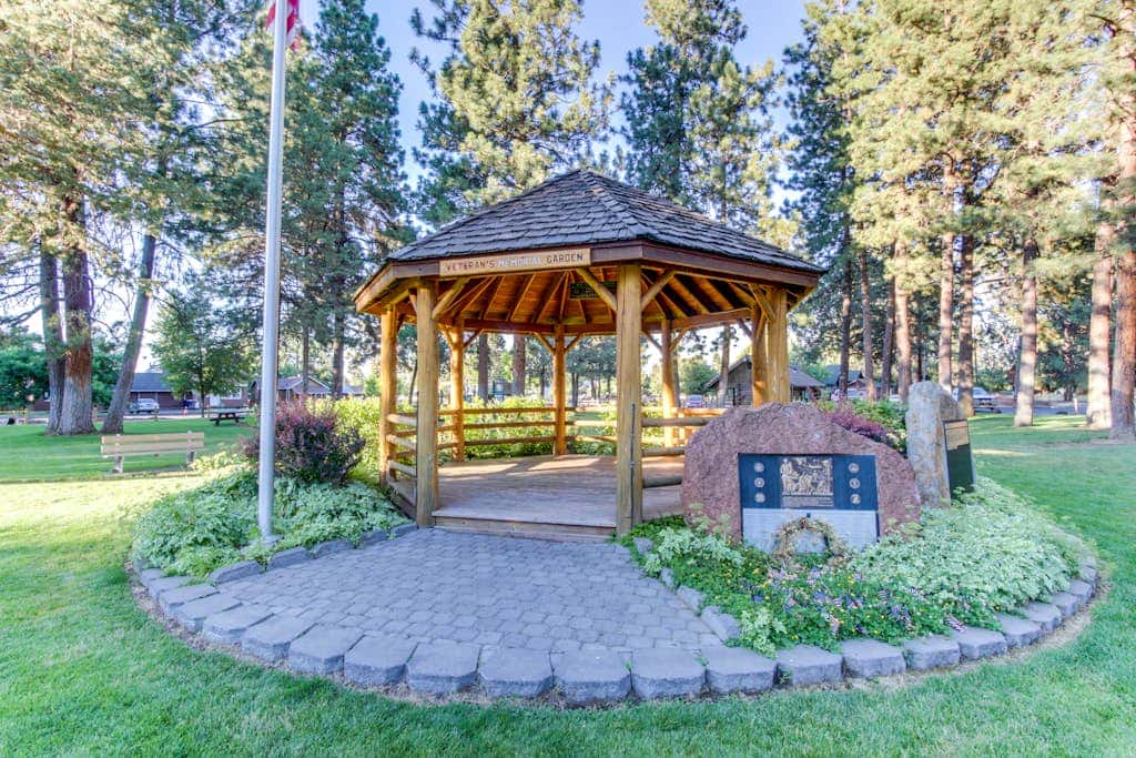 Downtown Sisters home with private hot tub & fenced yard - dogs welcome
