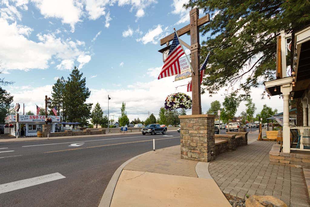 Downtown Sisters home with private hot tub & fenced yard - dogs welcome