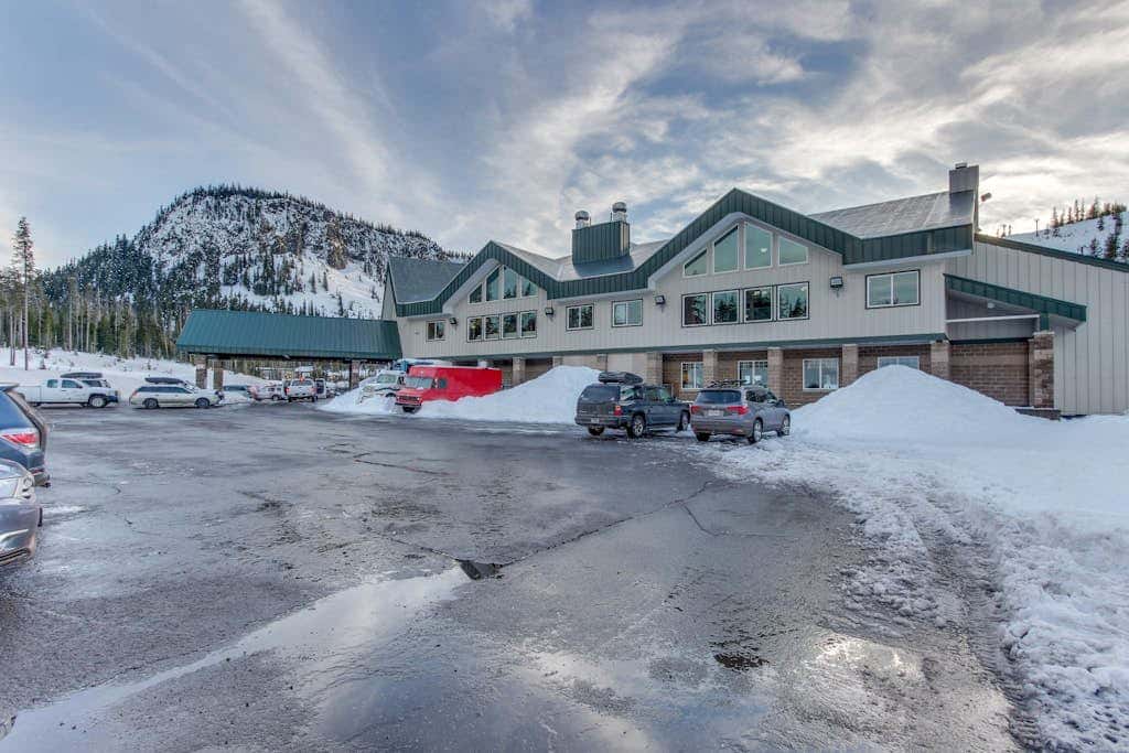 Downtown Sisters home with private hot tub & fenced yard - dogs welcome