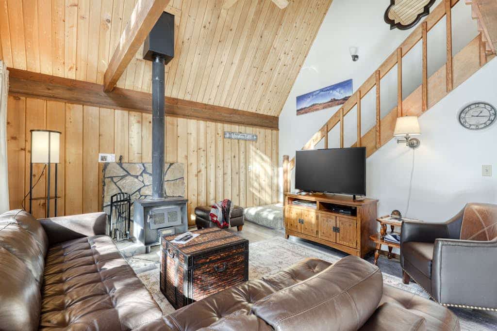 Cozy cabin with three decks, EV charger, & SHARC Passes - dog-friendly