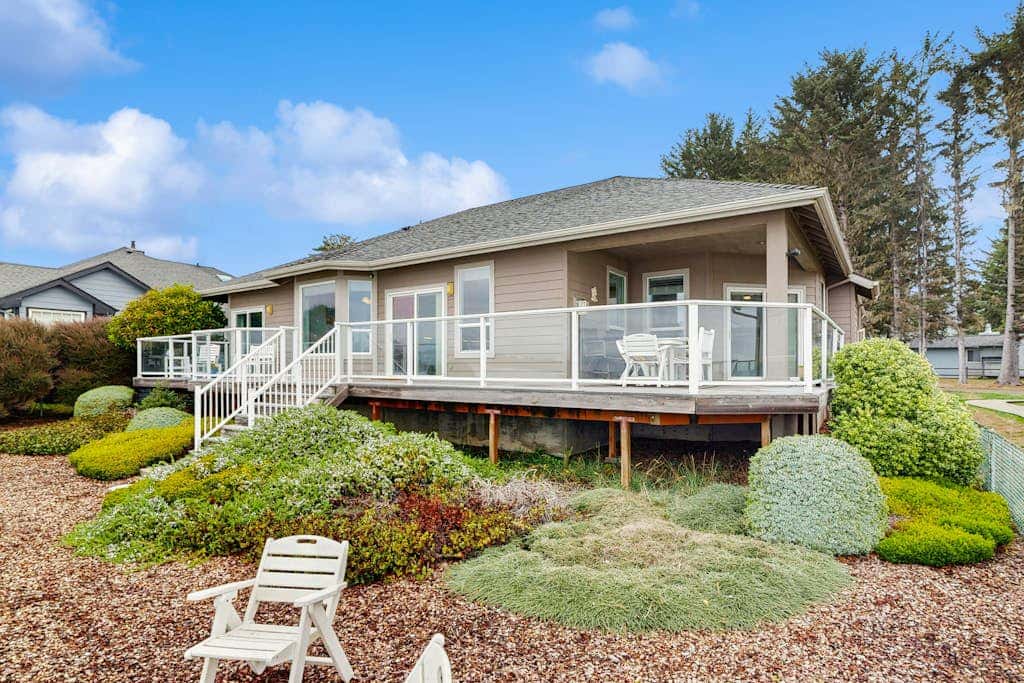 Oceanfront home with outdoor dining, WIFI, fireplace, gas grill, washer & dryer