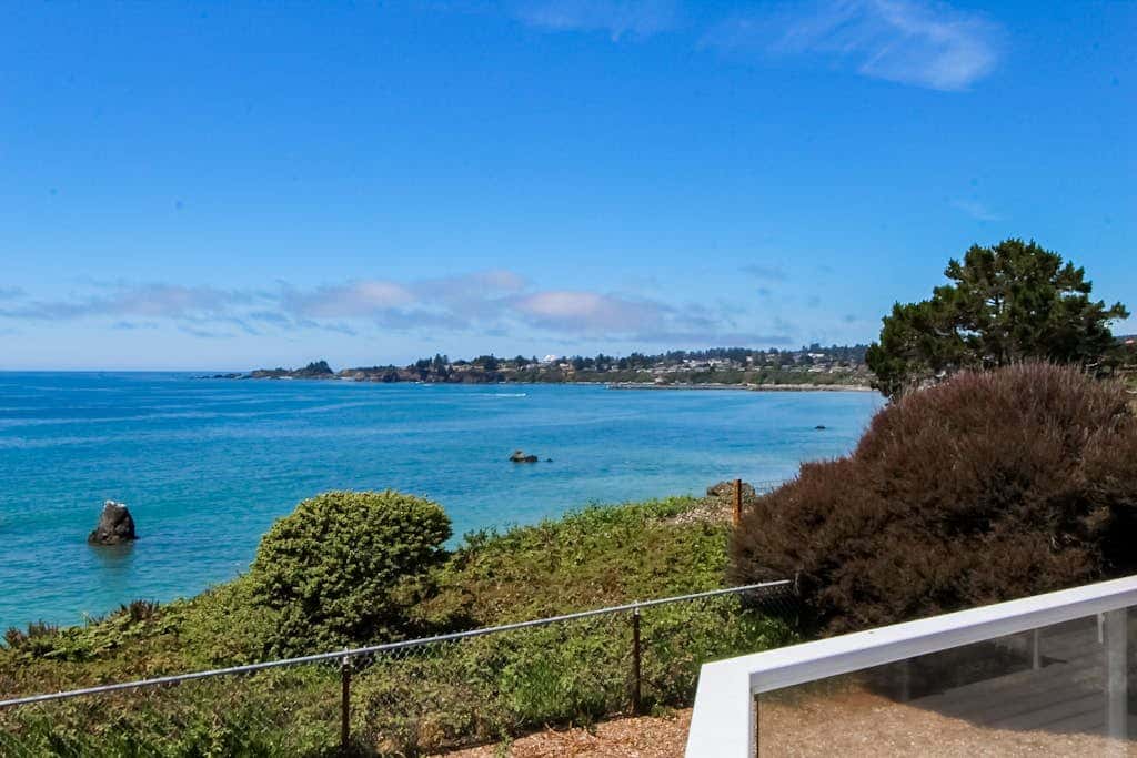 Oceanfront home with outdoor dining, WIFI, fireplace, gas grill, washer & dryer