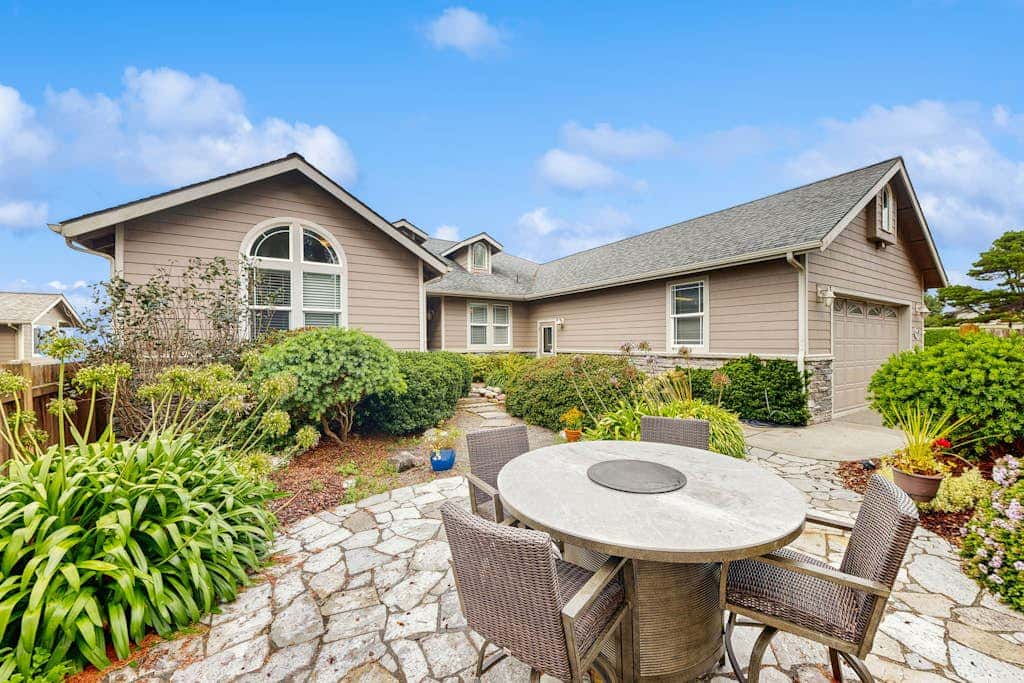 Oceanfront home with outdoor dining, WIFI, fireplace, gas grill, washer & dryer