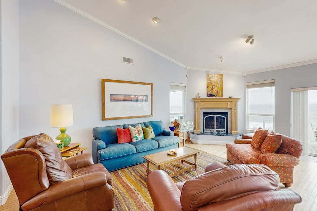 Oceanfront home with outdoor dining, WIFI, fireplace, gas grill, washer & dryer