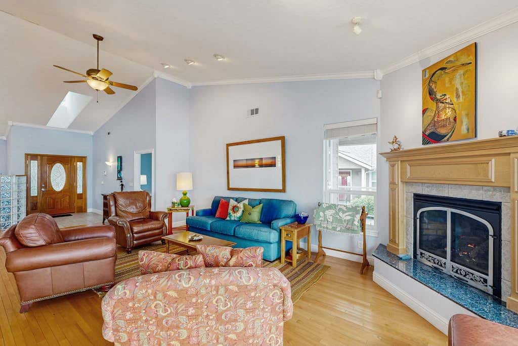 Oceanfront home with outdoor dining, WIFI, fireplace, gas grill, washer & dryer