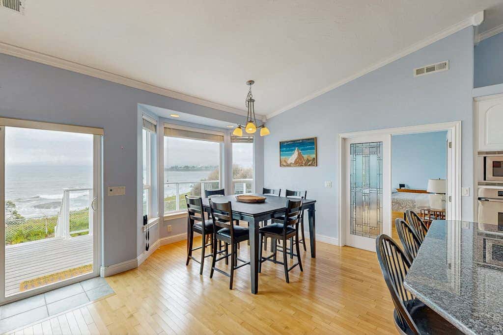 Oceanfront home with outdoor dining, WIFI, fireplace, gas grill, washer & dryer