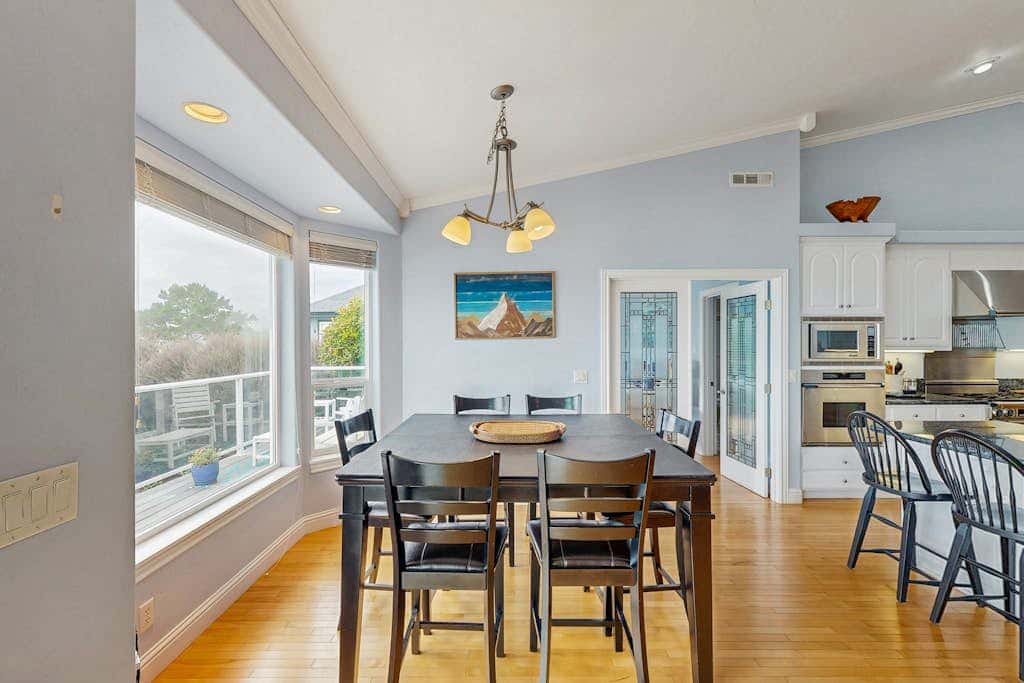 Oceanfront home with outdoor dining, WIFI, fireplace, gas grill, washer & dryer