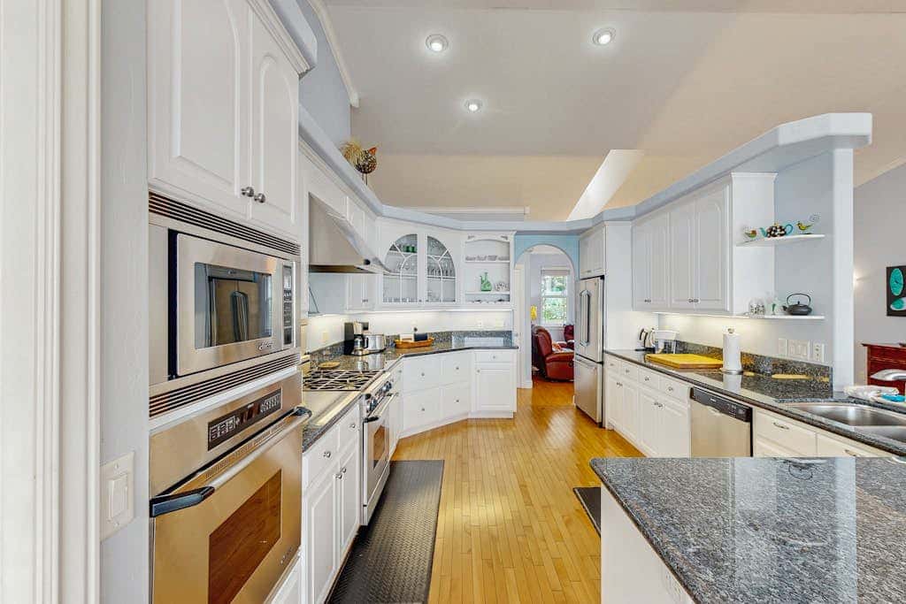 Oceanfront home with outdoor dining, WIFI, fireplace, gas grill, washer & dryer