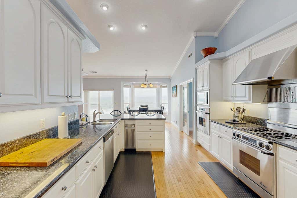 Oceanfront home with outdoor dining, WIFI, fireplace, gas grill, washer & dryer