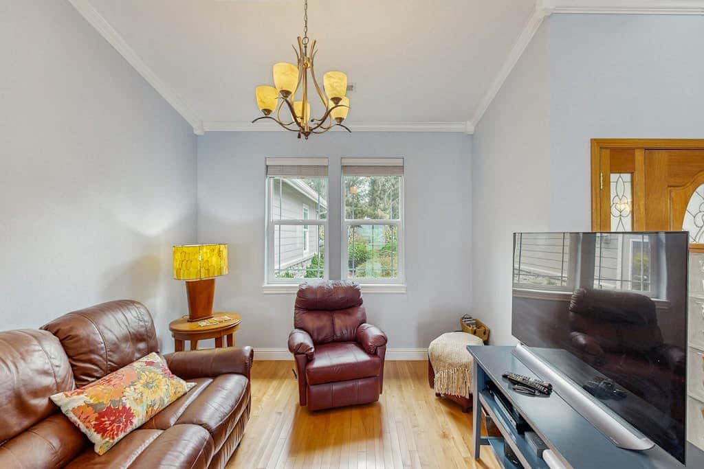 Oceanfront home with outdoor dining, WIFI, fireplace, gas grill, washer & dryer