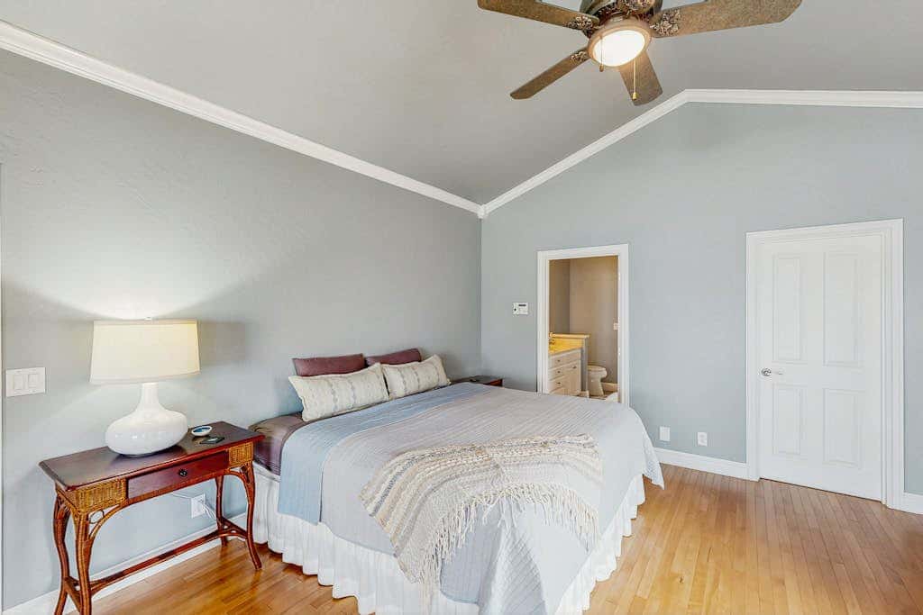 Oceanfront home with outdoor dining, WIFI, fireplace, gas grill, washer & dryer