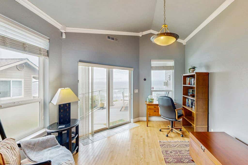 Oceanfront home with outdoor dining, WIFI, fireplace, gas grill, washer & dryer