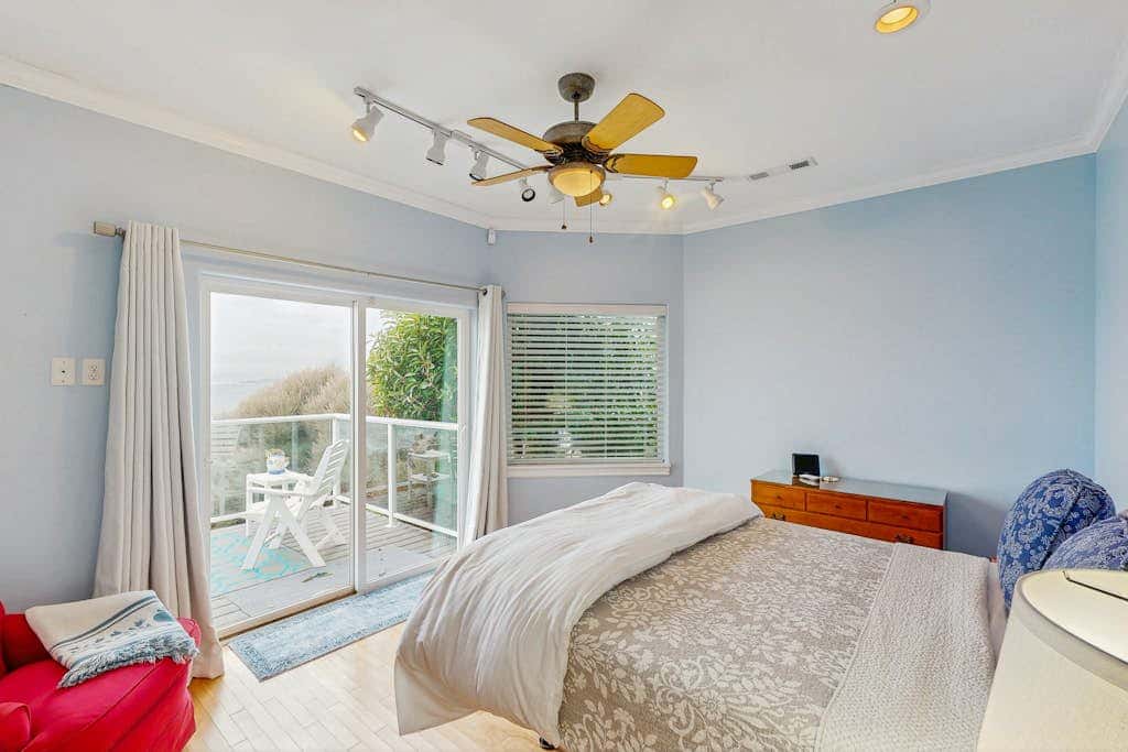 Oceanfront home with outdoor dining, WIFI, fireplace, gas grill, washer & dryer
