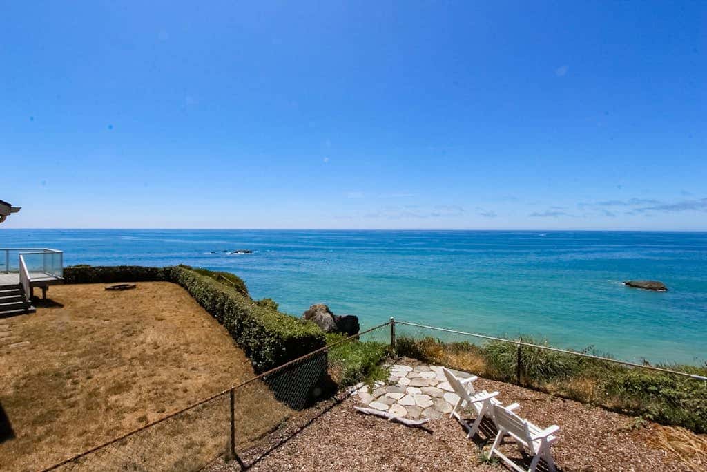 Oceanfront home with outdoor dining, WIFI, fireplace, gas grill, washer & dryer