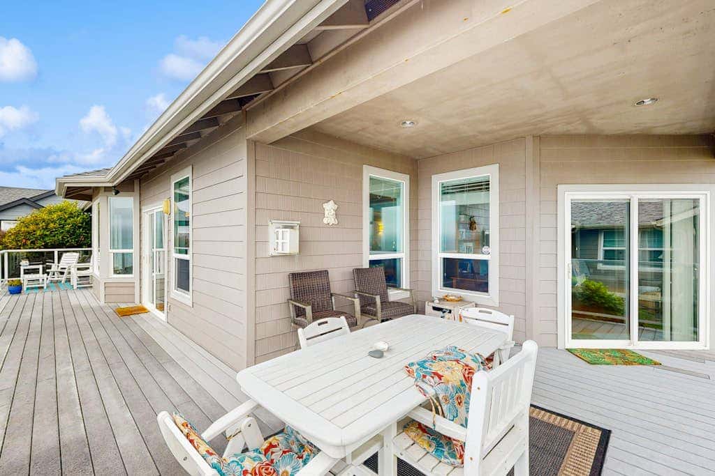 Oceanfront home with outdoor dining, WIFI, fireplace, gas grill, washer & dryer