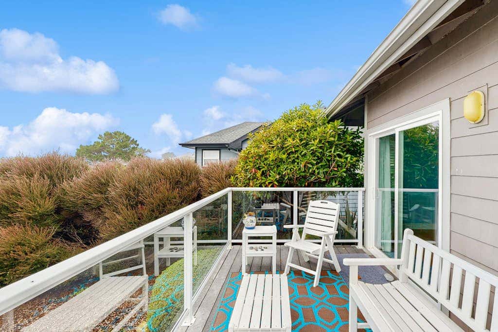 Oceanfront home with outdoor dining, WIFI, fireplace, gas grill, washer & dryer