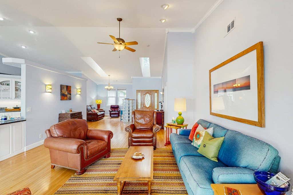Oceanfront home with outdoor dining, WIFI, fireplace, gas grill, washer & dryer