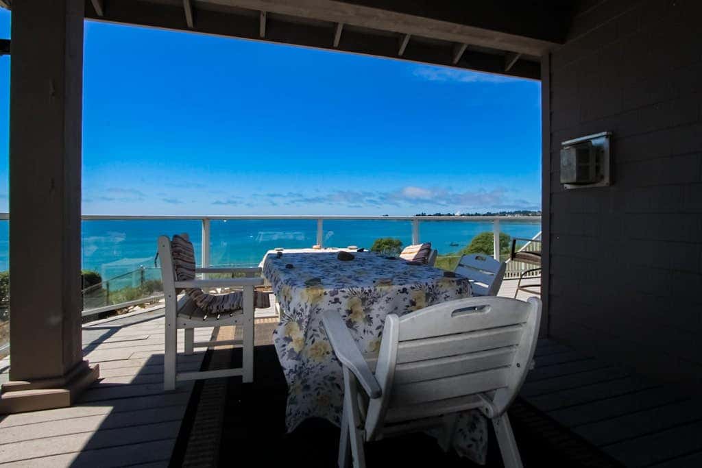 Oceanfront home with outdoor dining, WIFI, fireplace, gas grill, washer & dryer