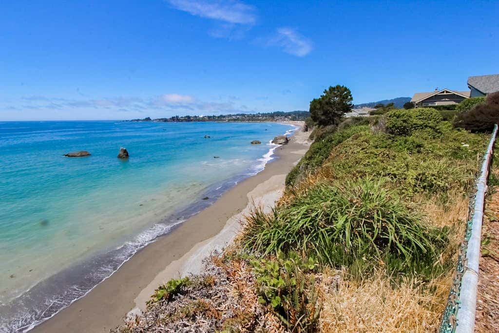 Oceanfront home with outdoor dining, WIFI, fireplace, gas grill, washer & dryer