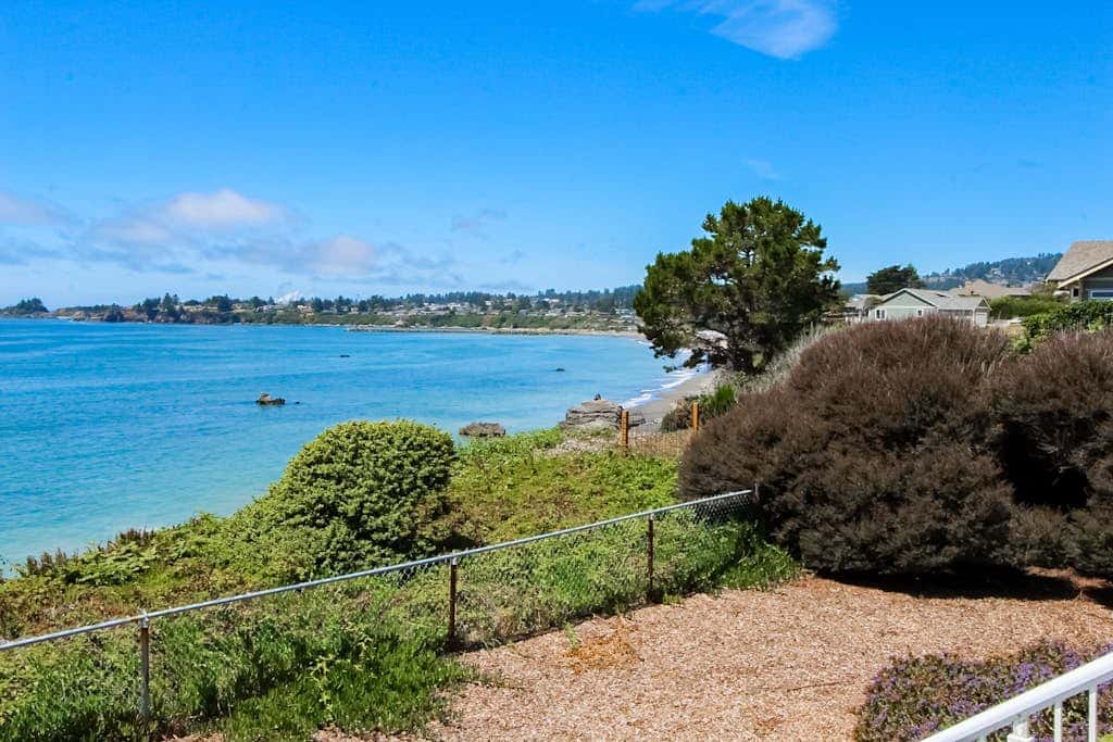 Oceanfront home with outdoor dining, WIFI, fireplace, gas grill, washer & dryer