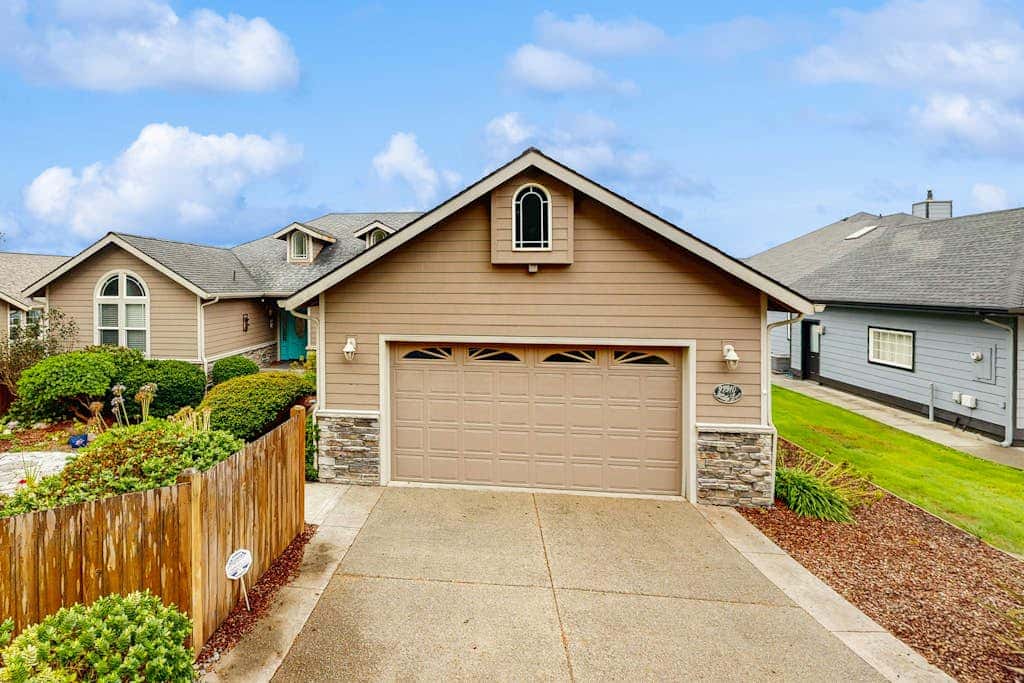 Oceanfront home with outdoor dining, WIFI, fireplace, gas grill, washer & dryer