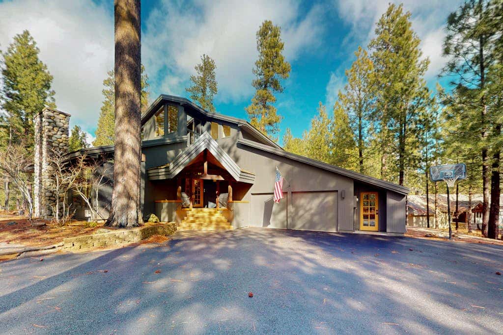 A modern mountain retreat designed for gathering, comfort and connection