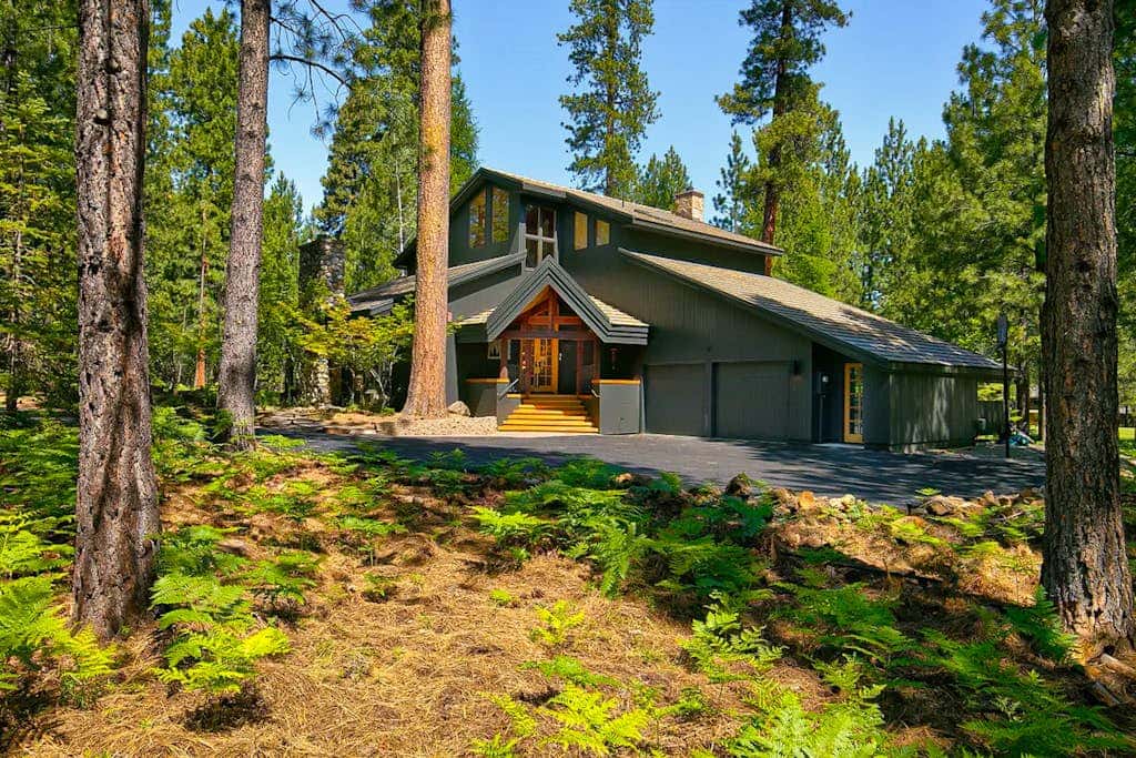 A modern mountain retreat designed for gathering, comfort and connection