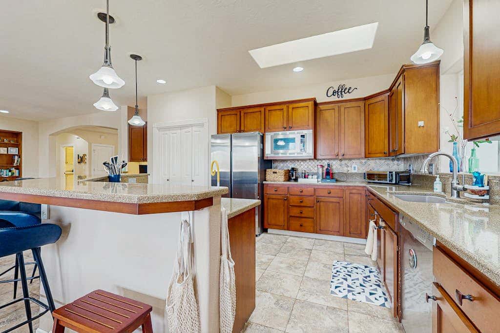 Cozy home with gas fireplace, private hot tub, & gas grill - in great neighborhood