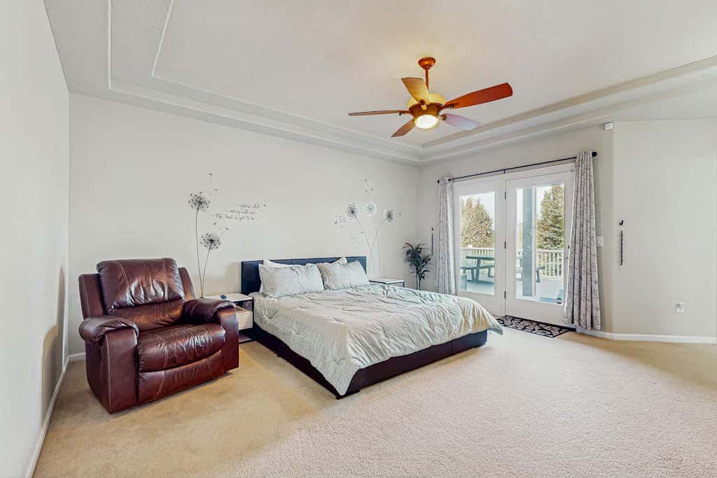 Cozy home with gas fireplace, private hot tub, & gas grill - in great neighborhood