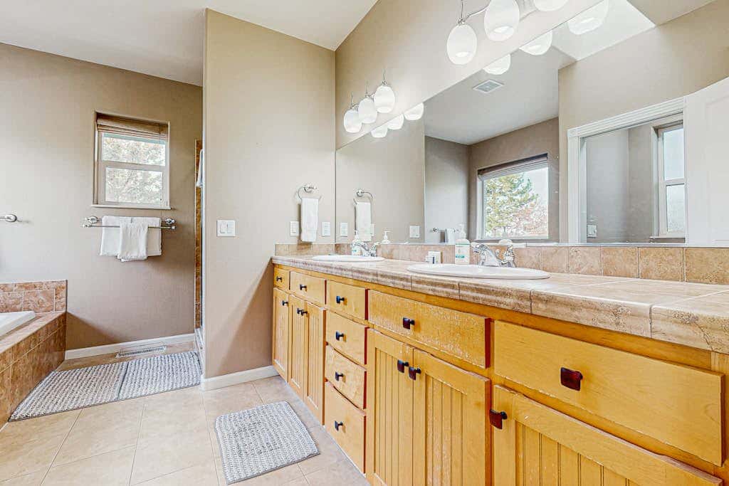 Cozy home with gas fireplace, private hot tub, & gas grill - in great neighborhood