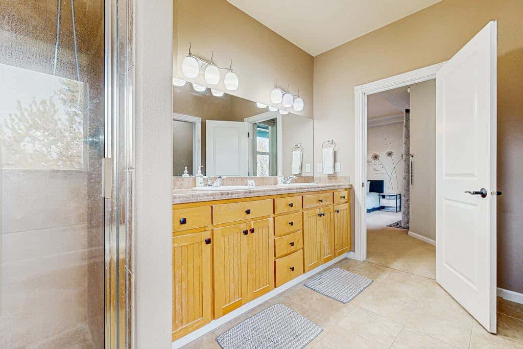 Cozy home with gas fireplace, private hot tub, & gas grill - in great neighborhood