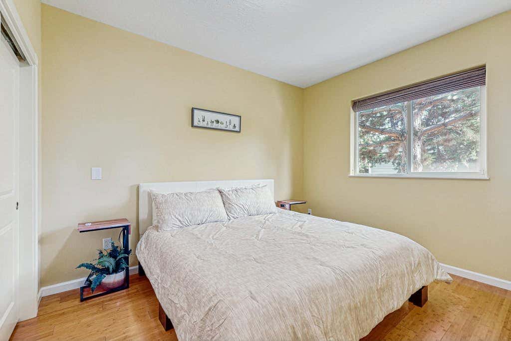 Cozy home with gas fireplace, private hot tub, & gas grill - in great neighborhood
