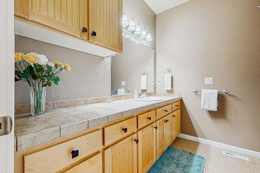 Cozy home with gas fireplace, private hot tub, & gas grill - in great neighborhood