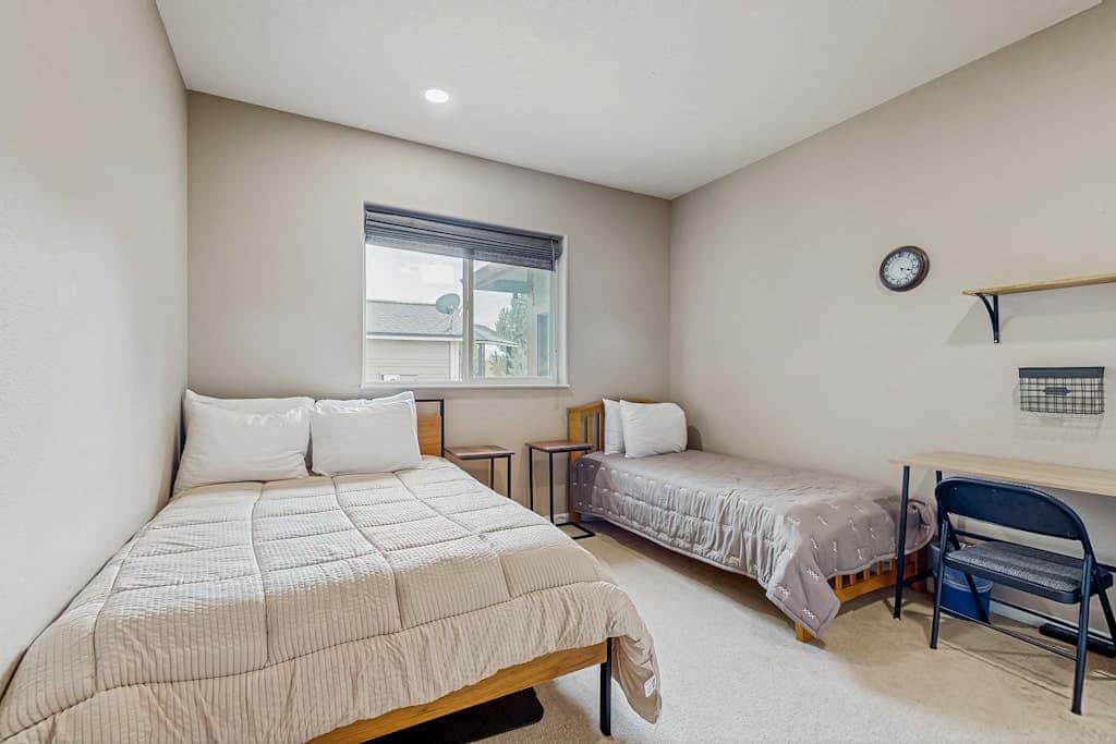 Cozy home with gas fireplace, private hot tub, & gas grill - in great neighborhood